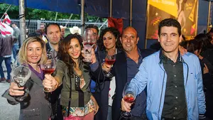 Un brindis entre amigos: la fiesta circense organizada por la D.O. Navarra atrae a miles de personas a la Ciudadela