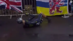 Duro revés: Alejandro Valverde se estrella contra una valla en la primera etapa de Tour y tiene que abandonar