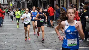 Estrenados 'a la carrera' los 800 metros más famosos de Pamplona: decenas de corredores participan en la XXXIV Carrera del Encierro