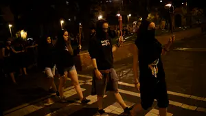 Una manifestación feminista recorre de noche y con antorchas Pamplona a gritos contra las agresiones