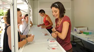 La mano roja se hace presente: se instala un 'stand' contra las agresiones sexistas en Carlos III durante Sanfermines
