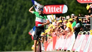 El italiano Fabio Aru sorprende a los favoritos con un ataque incontestable a dos kilómetros de la meta