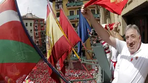 Una asociación llevará a los tribunales a Asirón por un delito de prevaricación por colocar la ikurriña saltándose la ley