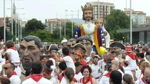 El emocionante retorno de los Gigantes y Cabezudos a las calles de Pamplona por San Fermín