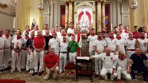 La bendición de San Fermín: los corredores del primer encierro acuden a la capilla para buscar el 'capotico' del Santo