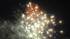 Enormes dosis de luz y color con la pirotecnia francesa ArtEventia Ev&eacute;nemet en los fuegos artificiales del 7 de julio