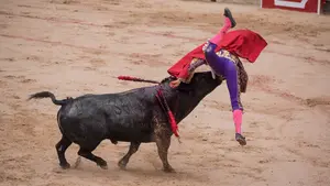 Cebada Gago impone su ley: oreja y tremenda voltereta para Román