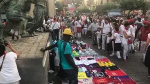 Aranzadi e I-E tachan a UPN de "racista y xenófobo" por querer frenar a los 'manteros' en Pamplona