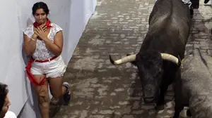 Tensión máxima con las reses de José Escolar por las calles de Pamplona durante el segundo encierro de San Fermín