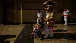 Los kilikis 'pasean' a los ni&ntilde;os: las fotos m&aacute;s divertidas de la Comparsa de Gigantes de Pamplona en su segunda salida