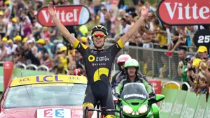 El francés Lilian Calmejane (Direct Energie) se impone sufriendo calambres en la octava etapa del Tour de Francia