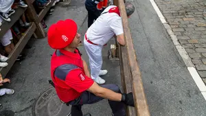 Un pamplonés "violento" de 18 años se resiste a un policía y agrede e insulta a otro agente en la cuesta de Labrit