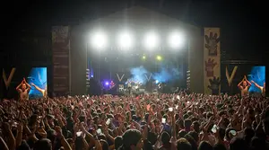 El rap, reggae y la mezcla de estilos toman la plaza de los Fueros con artistas internacionales y locales