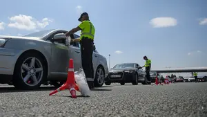 Le pilla el radar y arrastra 25 metros al agente que le da el alto para denunciarle