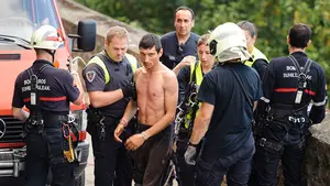 Los bomberos logran rescatar al joven que había quedado colgado de la muralla de Pamplona este domingo de San Fermín