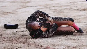 Con el vientre desgarrado: el banderillero 'Pirri' ha sido operado de urgencia tras una grave cornada en la plaza de Pamplona