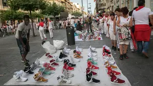 Podemos propone despenalizar la venta de productos falsificados en la calle por parte de los manteros