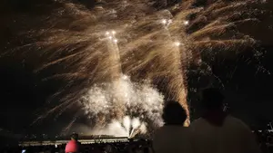 Los impresionantes fuegos artificiales de la dise&ntilde;adora castellonense Chalo Zarzoso