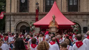 Serio malestar en la ofrenda infantil a San Ferm&iacute;n: el Ayuntamiento coloca un escenario en el que no cabe el santo