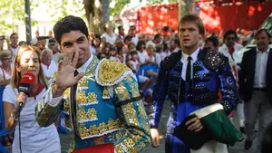 Entre autógrafos, 'selfies' y besos: Pamplona arropa a Perera, Cayetano y Roca Rey a las puertas del patio de caballos