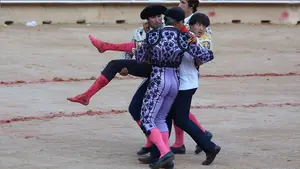 Andrés Roca Rey, a quirófano tras la grave cogida de 10 centímetros sufrida en el muslo al entrar a matar al sexto de la tarde