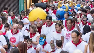 Diversión entre 'astas': Rojilla y Rojillo se ponen delante de los toros de Kukuxumusu acompañados de cientos de peques