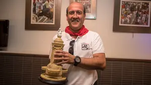 El Hotel Maisonnave premia al veterano sanferminero, Juanma Taracena, por su fidelidad asistiendo a la fiesta durante 25 años