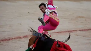 Un toro que estaba muy vivo: Ferrera acaba zarandeado cuando iba a dar la puntilla al segundo astado