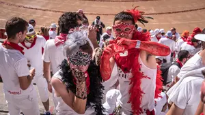 En el corazón de la fiesta sanferminera: una tarde de toros vista desde el tendido de sol