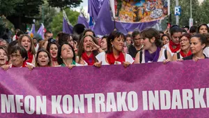 Una marea morada inunda el corazón de Pamplona para hacer frente a las agresiones sexistas de San Fermín