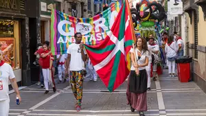 Asirón vuelve a lucir la ikurriña en Sanfermines con la kalejira organizada para cerrar las fiestas