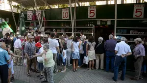 El último coletazo de los Sanfermines: la tómbola de Cáritas apura la entrega de regalos en el Paseo de Sarasate