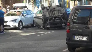 Vuelco al coche y al corazón: un herido en un aparatoso accidente en el barrio pamplonés de la Rochapea