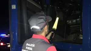 Conduce dando bandazos por Navarra y le pillan en Sunbilla borracho, drogado de cocaína y con un bate de béisbol en el camión