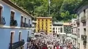 Accidentado chupinazo al borde de la tragedia: el cohete festivo cae ante una multitud de personas en Placencia de Armas