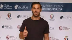 Xisco Jiménez, nuevo delantero de Osasuna, supera con éxito las pruebas médicas y se incorpora a los entrenamientos