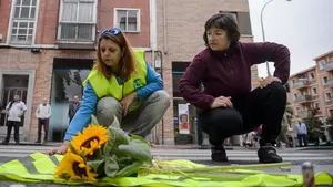 Girasoles para el recuerdo: as&iacute; ha sido la concentraci&oacute;n en memoria de la joven atropellada mortalmente el viernes en Pamplona