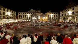 Tudela vuelve a desatar su espíritu bailarín con 'La revoltosa' danzando a medianoche en la Plaza de los Fueros