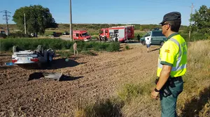 Herido un joven de 24 a&ntilde;os que volv&iacute;a de trabajar de Marcilla al salirse de la carretera y volcar con su coche en Viana