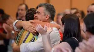 El emotivo 'adiós' al socialista Santos Cerdán, que deja la dirección en Navarra para dar el salto a la política nacional