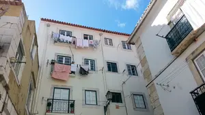 En estado grave un niño de 10 años tras caer desde un séptimo piso a un patio interior