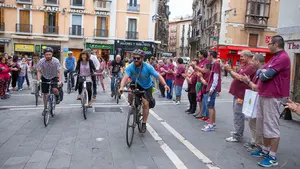 De Cardiff a Madrid, en bicicleta: la aventura internacional de dos amigos para luchar contra el autismo llega a Pamplona