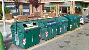 Rescatan a un hombre con síntomas de asfixia al caer en un camión de la basura mientras dormía en un contenedor