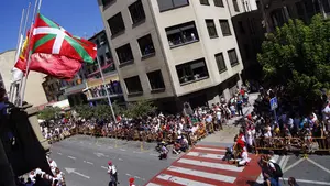 Bildu y el cuatripartito vuelven a la carga con la ikurriña y la ondean, igual que Asirón, durante el inicio de las fiestas de Estella