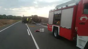 Aparatoso vuelco de un camión en Navarra: el vehículo, cargado con electrodomésticos, derrama 1.000 litros de gasoil