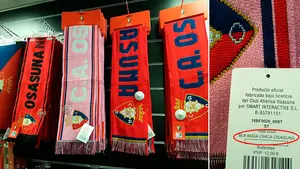 La denuncia en Twitter de una seguidora de Osasuna hace que el club retire unas bufandas rosas "para chicas"