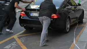 Muere un hombre atropellado por su propio coche cuando lo empujaba por una cuesta para que arrancase