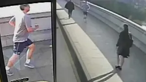 Se salva de milagro: una cámara de seguridad graba como un corredor tira a una mujer a la carretera