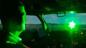 Multados padre e hijo por deslumbrar con dos punteros l&aacute;ser a los pilotos que aterrizaban en un aeropuerto