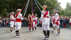Cintas, colores y m&uacute;sica: los Danzantes celebran el d&iacute;a grande de la Iglesia de San Lorenzo en Pamplona